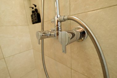 Modern banyo musluğunu kapatın.