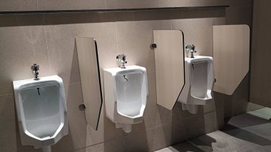 Tuvaletteki beyaz pisuar sırasını kapat.