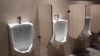 Tuvaletteki beyaz pisuar sırasını kapat.