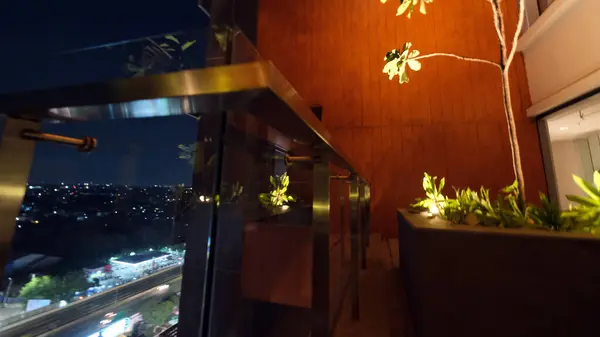 Geceleri yukarıdan güzel bir Jakarta manzarası.