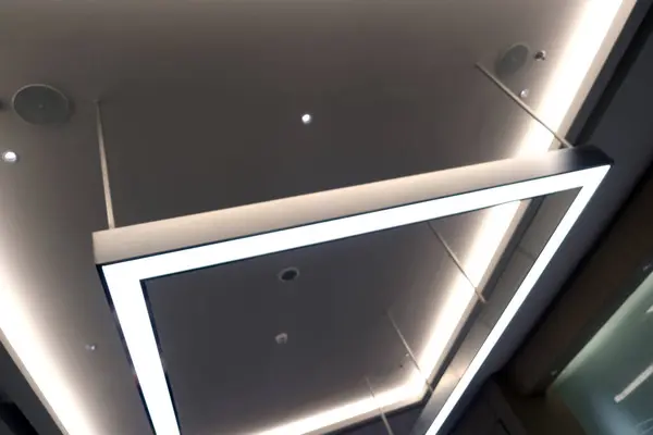 Işıkları ve tavanı olan estetik bir oda.