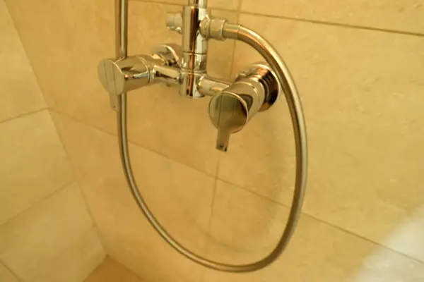 Modern banyo musluğunu kapatın.