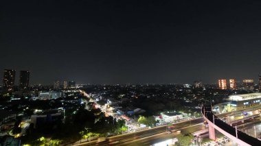Geceleri yukarıdan güzel bir Jakarta manzarası.