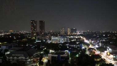 Geceleri yukarıdan güzel bir Jakarta manzarası.