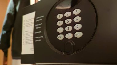 Masadaki siyah otel telefonunu kapat.