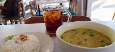 Soto ve tatlı buzlu çay, müşteri masasında servis edilir..