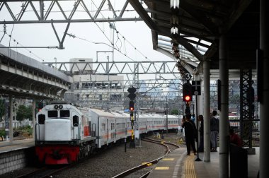 Endonezya treni yolcu beklemeyi bıraktı