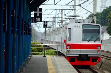 Endonezya treni yolcu beklemeyi bıraktı
