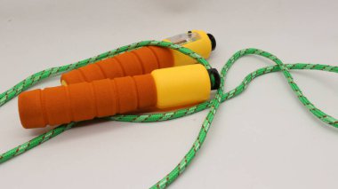 Beyaz arkaplanda turuncu atlama ipi izole edildi