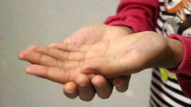 Bir kızın el hareketi, el hareketi bir şey istemek.