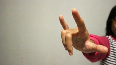 Kız el hareketleri Rock & Roll El Sembolü oluşturuyor