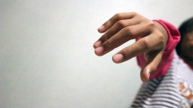 Kızın el hareketleri, çeşitli stiller ve jestlerle bu bir aktivite anlamına gelir.