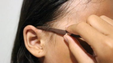 Kızın el hareketleri, çeşitli stiller ve jestlerle bu bir aktivite anlamına gelir.