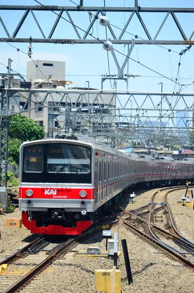 Endonezya treni yolcu beklemeyi bıraktı