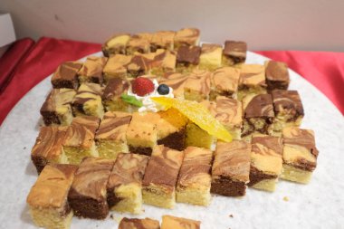 Masada çeşitli kekler var ve yemeye hazır.