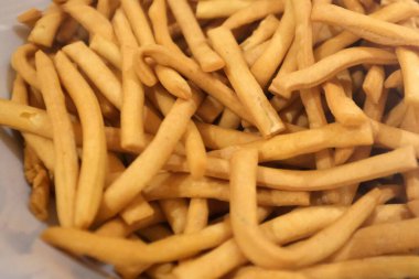 Tabakta servis edilen peynirli çubuk atıştırmalıkların yakın görüntüsü