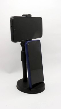 Beyaz arkaplanda izole edilmiş akıllı telefon için siyah stand tutucu