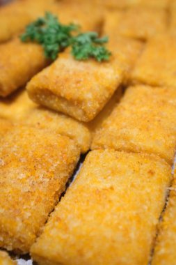 Geleneksel Endonezya yemeklerini tabakta yemeye hazır hale getiriyor.