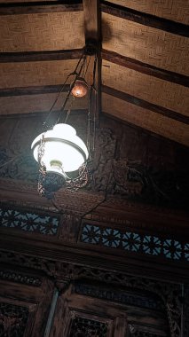 Antika asılı lamba, tipik Java..