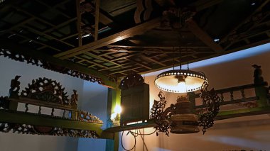 Antika asılı lamba, tipik Java..