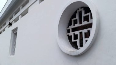 Klasik beyaz binada dairesel havalandırma