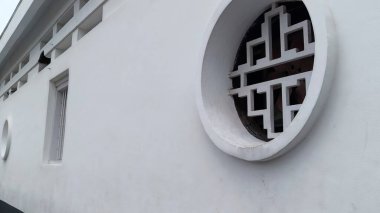 Klasik beyaz binada dairesel havalandırma