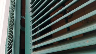 Eski binadaki eski yeşil ahşap pencereyi kapat