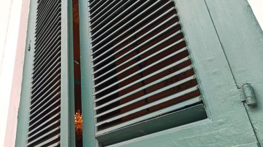 Eski binadaki eski yeşil ahşap pencereyi kapat