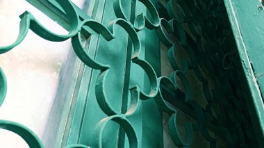 Eski binadaki eski yeşil ahşap pencereyi kapat