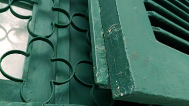 Eski binadaki eski yeşil ahşap pencereyi kapat