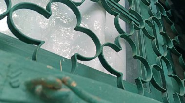 Eski binadaki eski yeşil ahşap pencereyi kapat