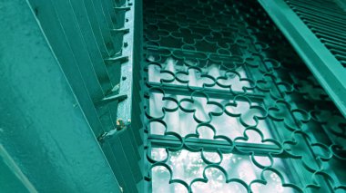 Eski binadaki eski yeşil ahşap pencereyi kapat