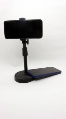 Beyaz arkaplanda izole edilmiş akıllı telefon için siyah stand tutucu