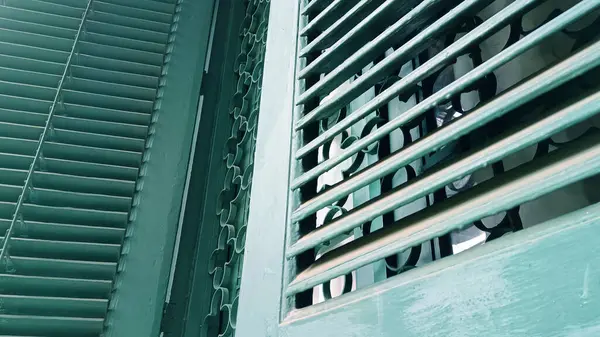 Eski binadaki eski yeşil ahşap pencereyi kapat