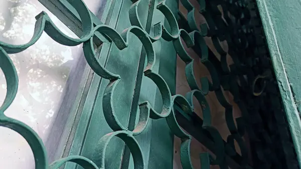 Eski binadaki eski yeşil ahşap pencereyi kapat