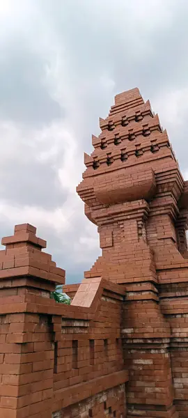 Kırmızı tuğladan yapılmış, Balili ya da tapınak tasarımlı bir kapı..