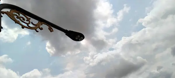 Mavi gökyüzü atmosferi olan sokak ya da kaldırım ışıkları.