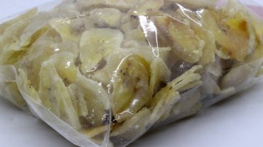 Beyaz arka planda, Endonezya 'dan gelen muz cipsleri.