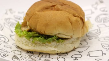 Beyaz arkaplanda izole edilmiş hamburger