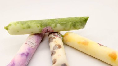 Beyaz arka planda izole edilmiş plastiğe sarılı pop buz çubuğu