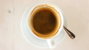 Beyaz bardakta sade kahve.