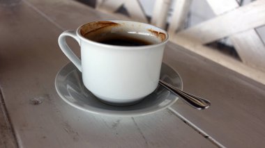 Beyaz bardakta sade kahve.