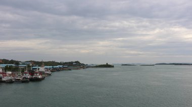 Batam Endonezya 'daki deniz ve adaların güzel manzarası