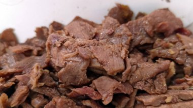 Pişmiş ve paketlenmiş et parçaları, servis edilmeye ve yenmeye hazır.