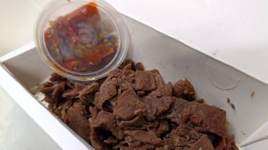 Pişmiş ve paketlenmiş et parçaları, servis edilmeye ve yenmeye hazır.