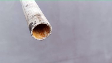 Su salgılayan beyaz borunun sonu, yağmur yağdığında koşullar....