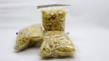 Beyaz arka planda, Endonezya 'dan gelen muz cipsleri.