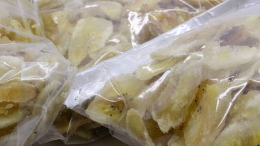 Beyaz arka planda, Endonezya 'dan gelen muz cipsleri.