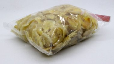 Beyaz arka planda, Endonezya 'dan gelen muz cipsleri.