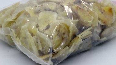 Beyaz arka planda, Endonezya 'dan gelen muz cipsleri.